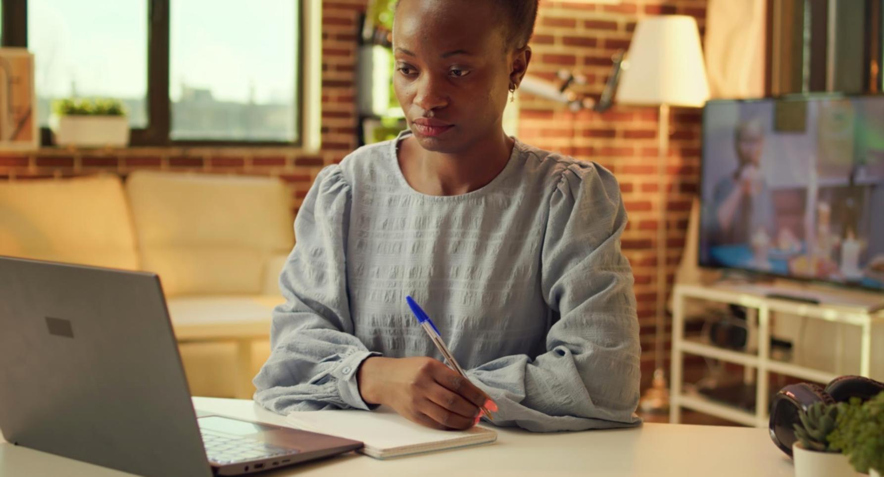 Teilnehmer beim gemeinsamen Arbeiten an Finanzkonzepten