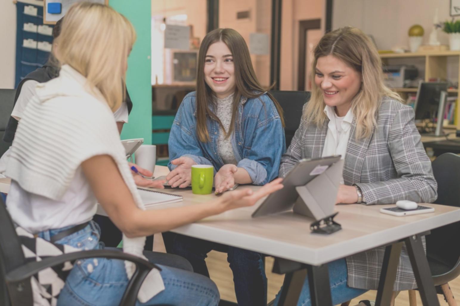 Workshopraum mit Teilnehmern bei einer intensiven Diskussion über Finanzstrategien